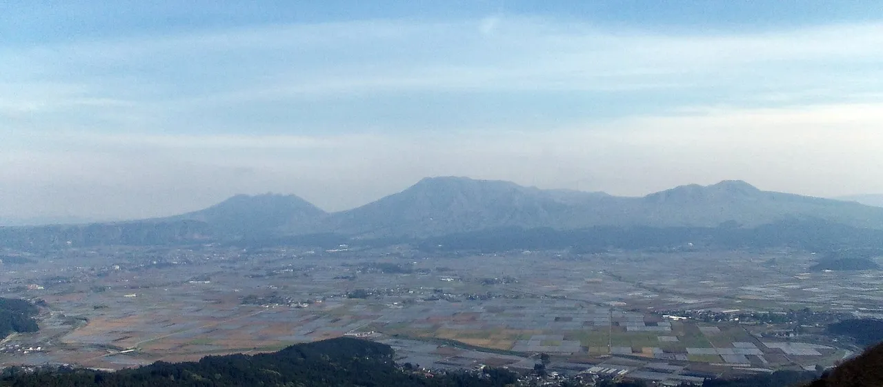 大観峰から見た阿蘇五岳と、カルデラの中に広がる町と田畑