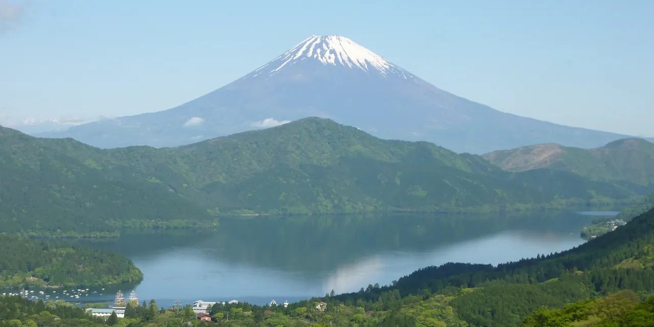 大観山から見た富士山と、山あいに広がる芦ノ湖