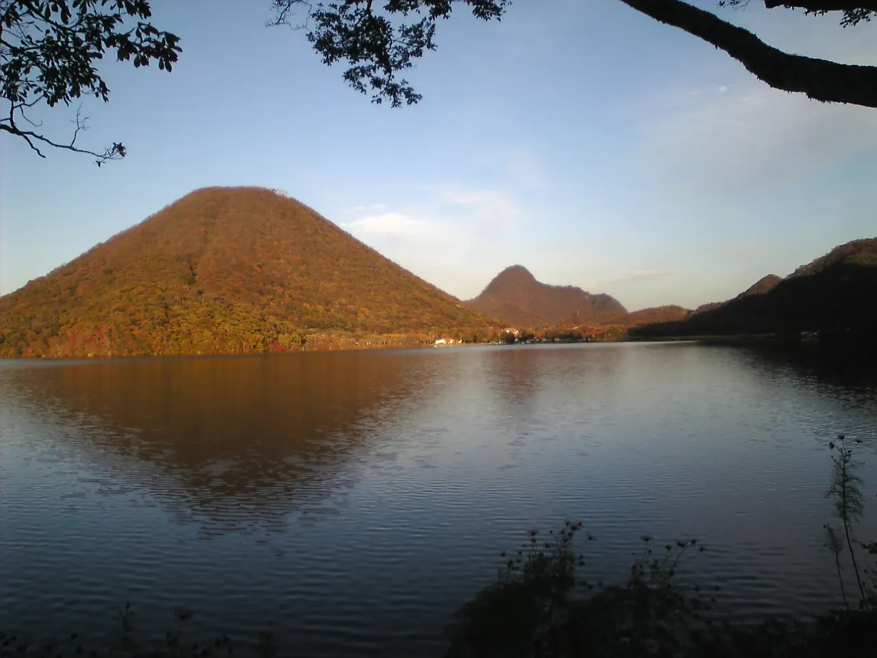 榛名湖の湖面に映る、紅葉した榛名富士