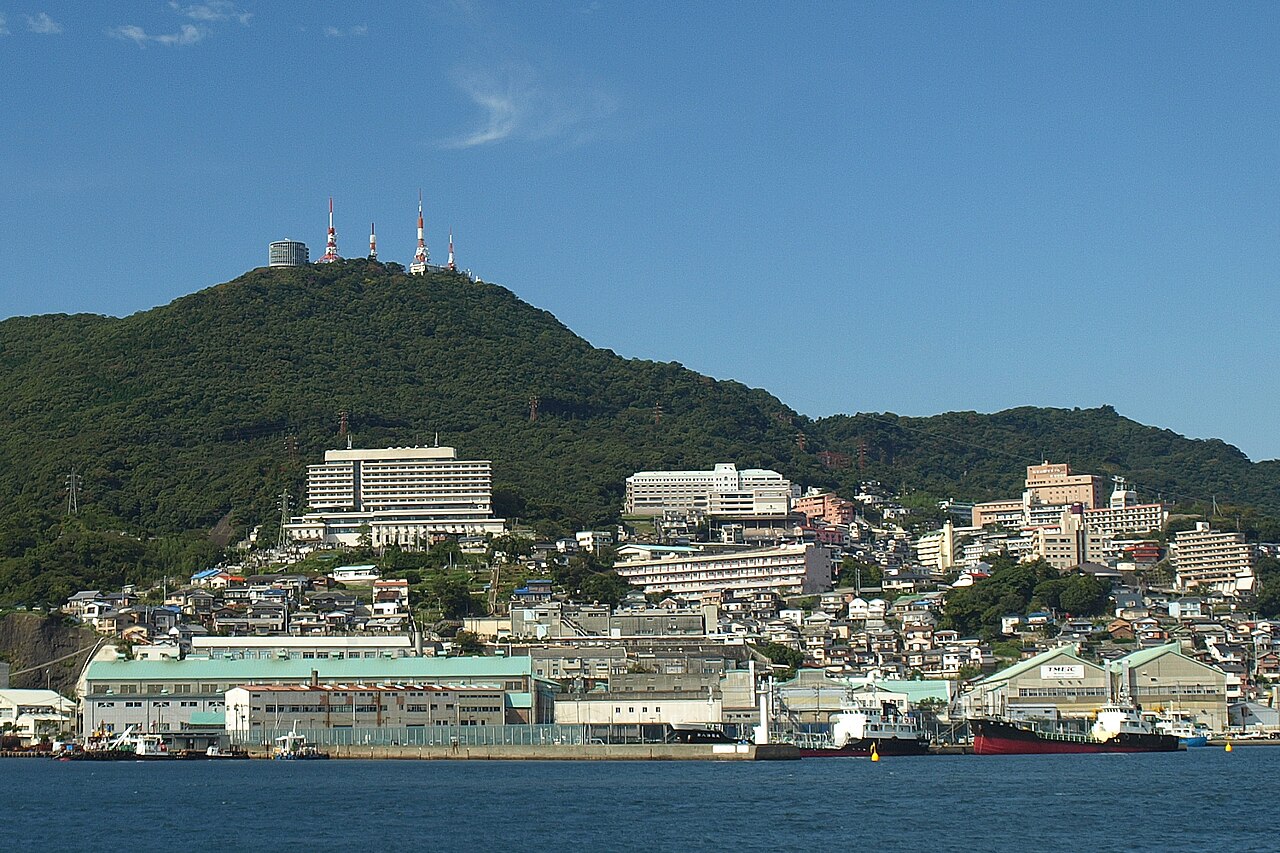 稲佐山と長崎の街並み