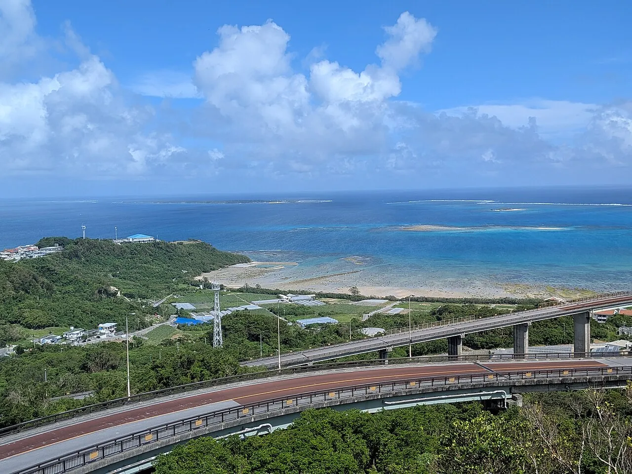 高台から見下ろしたニライカナイ橋と、その先に広がる沖縄の海