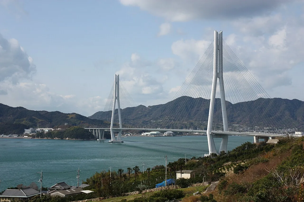 海峡に架かるしまなみ海道の多々羅大橋