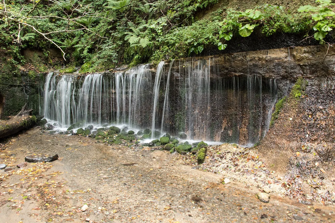 岩肌から幾筋もの水が落ちる軽井沢の白糸の滝