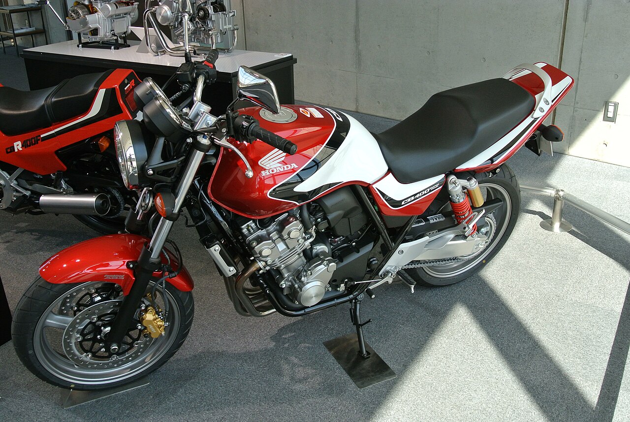 ネイキッドバイクの例（ホンダ・CB400）