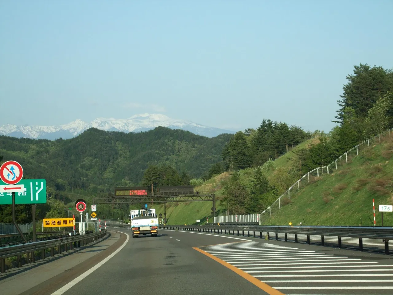 山あいを通る中部縦貫自動車道