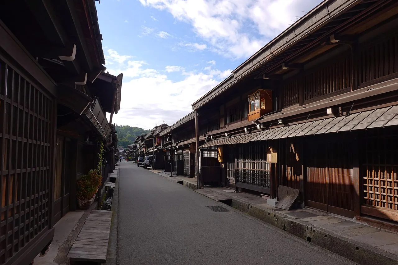格子戸の町家が並ぶ高山の古い町並