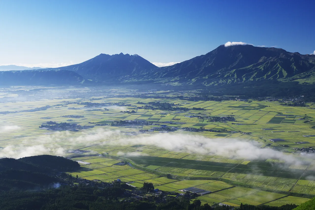 朝の光の中、大観峰から見下ろす阿蘇のカルデラ