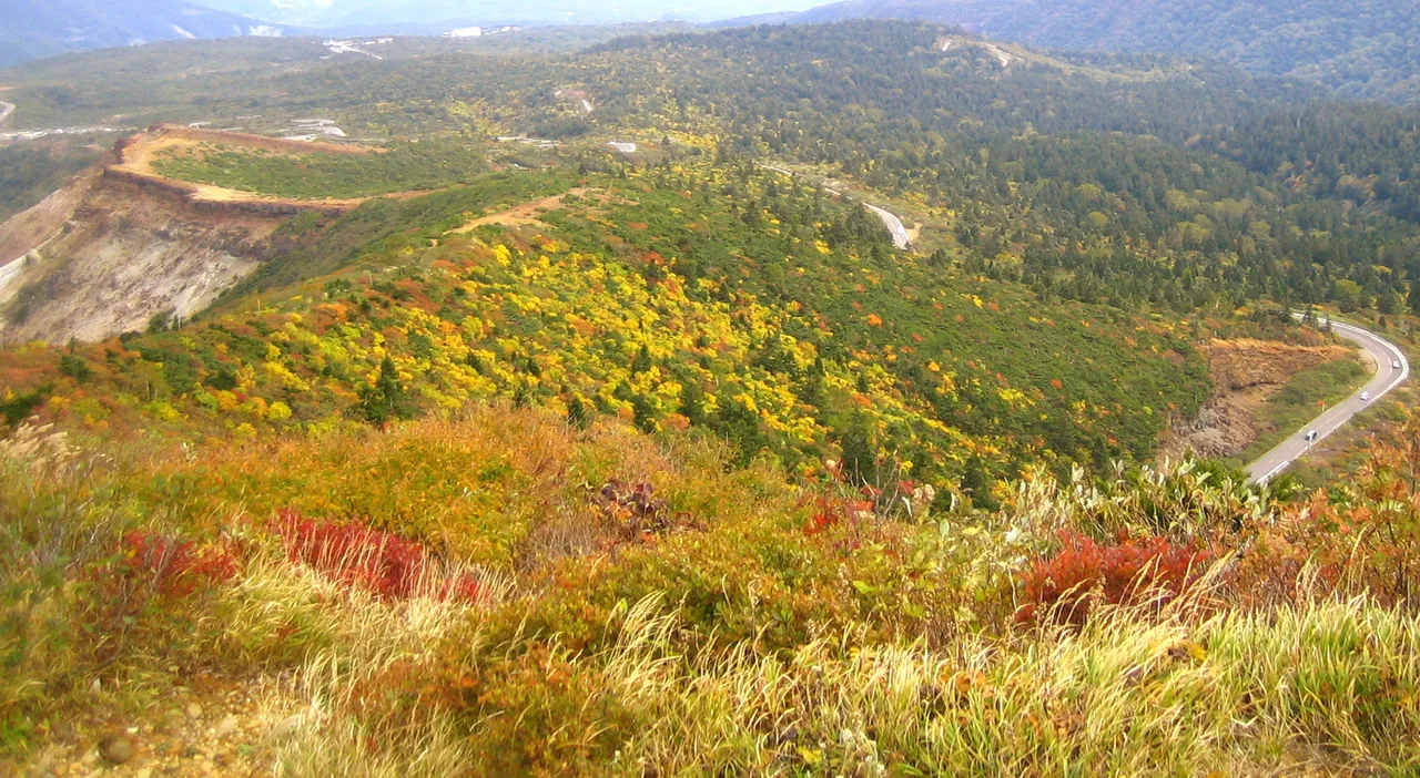 紅葉した山肌を縫って走る蔵王エコーライン