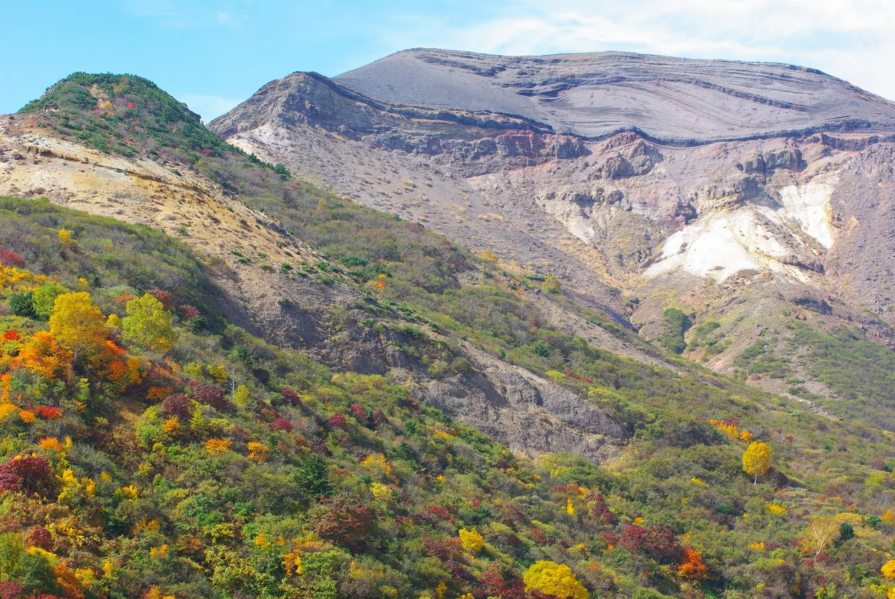 紅葉の斜面の向こうに見える五色岳