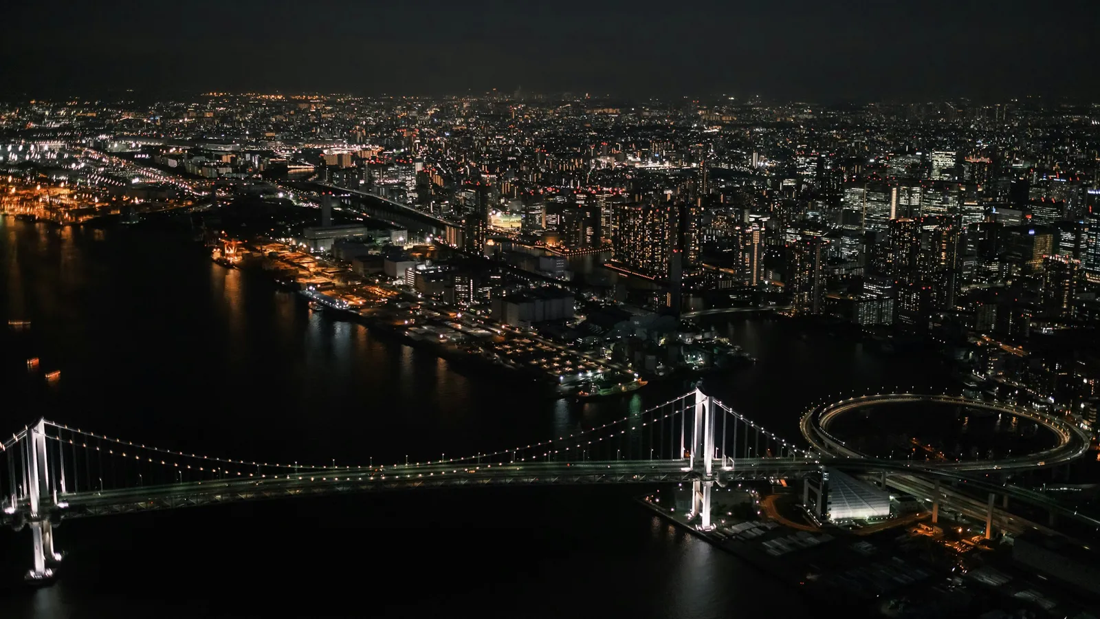 夜のレインボーブリッジと、橋へ上がるループの道路