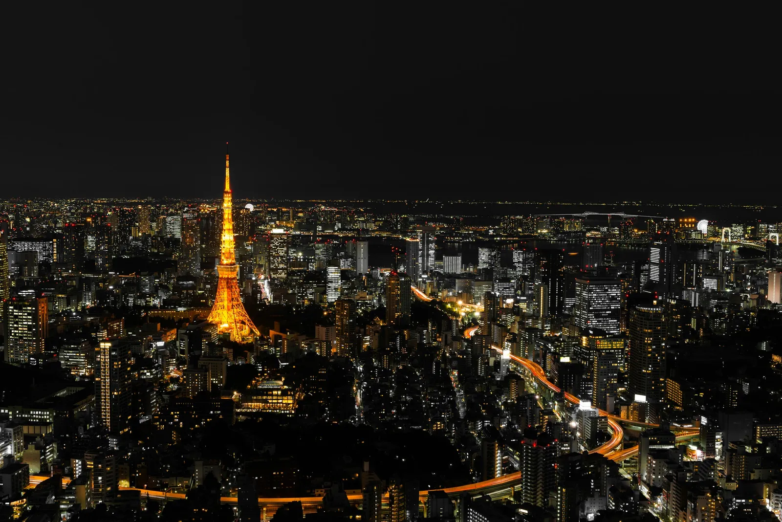 夜の東京の街と東京タワー